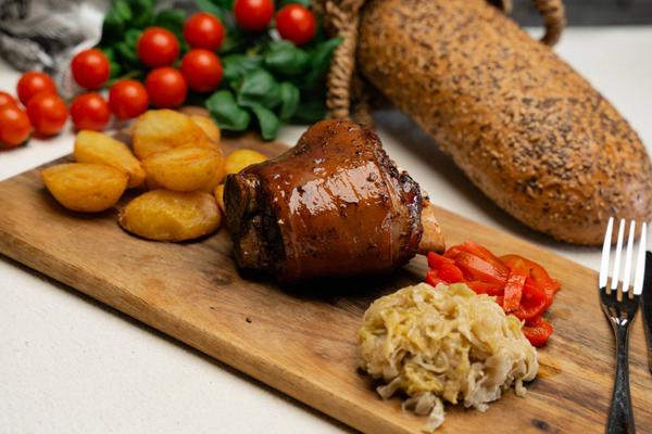 Ciolan de Porc Nobil cu Cartofi Rumeniți și Salată de Varză Murată